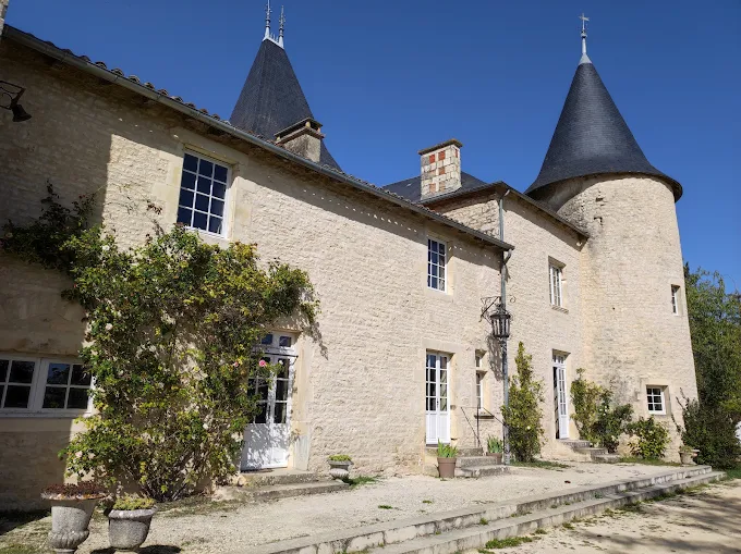 Château De Monteneau à Limalonges Château De Monteneau à Limalonges