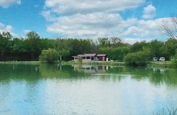 Le cabanon du plan d'eau à Sauzé-entre-Bois Le cabanon du plan d'eau à Sauzé-entre-Bois